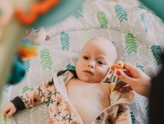 découvrez nos conseils essentiels pour assurer la sécurité de votre bébé. apprenez les meilleures pratiques en matière de prévention des accidents domestiques, de choix de produits sûrs et de création d'un environnement protégé pour votre enfant. la sécurité de votre tout-petit est notre priorité.