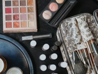 découvrez nos astuces et solutions pour une organisation parfaite de votre maquillage. transformez votre routine beauté avec des conseils pratiques et des idées inspirantes pour ranger efficacement vos produits de beauté.