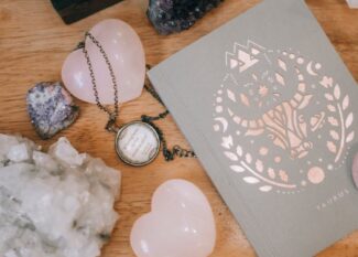 découvrez les dernières tendances en matière de bijoux en bois. explorez des créations uniques qui allient élégance et éco-responsabilité, tout en mettant en avant des designs naturels et artistiques. transformez votre style avec ces accessoires en bois innovants et stylés.